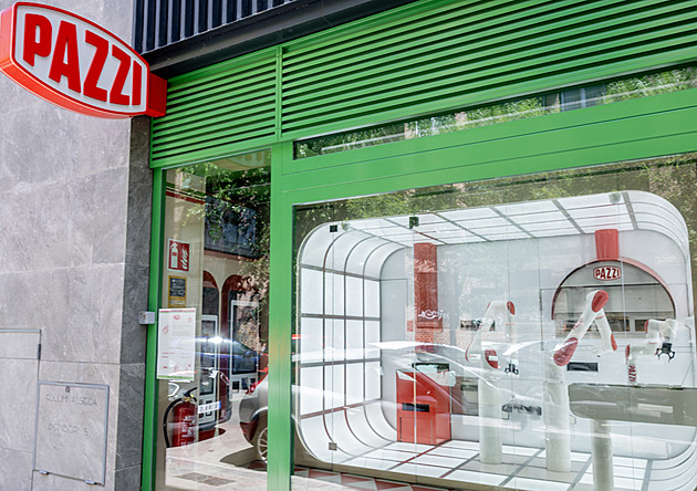 Roboti si na pizze vylámali zuby. Lidé jsou zatím rychlejší i levnější