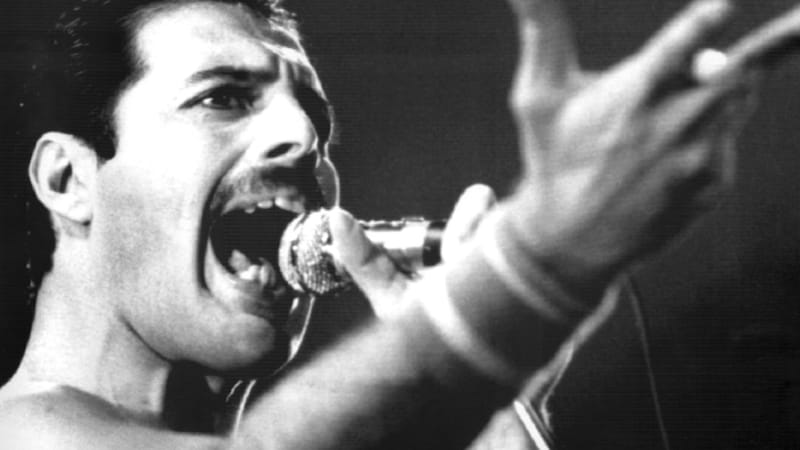 V baru zachránil slavnou tenistku a nepotřeboval spát. Freddie Mercury by oslavil 80 let