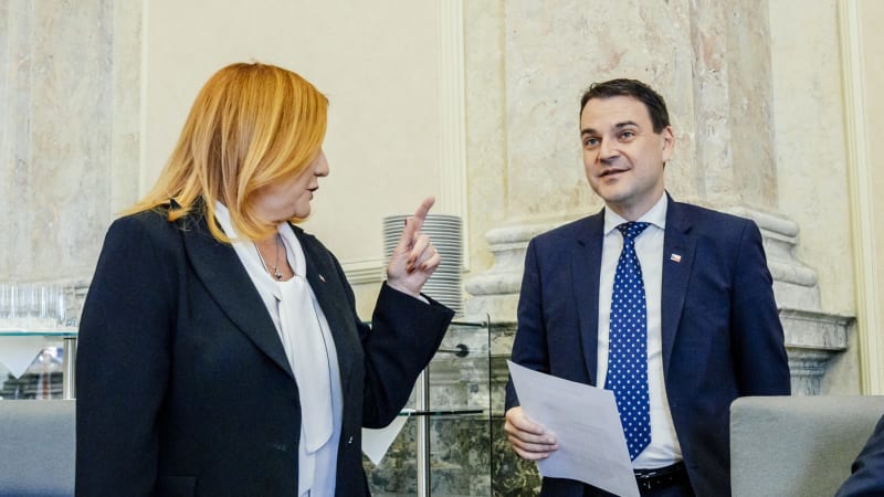 Ostrá slova a hrozby SPD a Motoristů kvůli rozpočtu? Jen divadlo pro voliče, míní experti