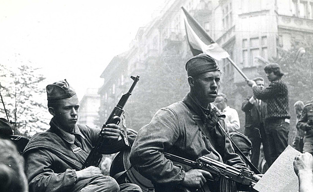 O invazi do Československa z roku 1968 lžou i někteří politici