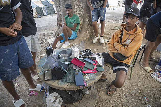 Chceme ochranu, je nám zima, protestují v Ceutě nezletilí migranti