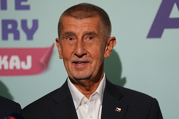 Konec poplatků ČT může vláda dál odkládat a návrh ještě změkčit, říká politolog