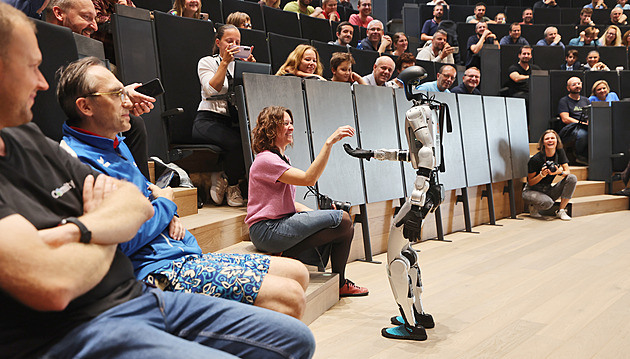 Humanoidní roboti pobavili Jihlavu. Prošli se, ale umývat okna ještě dlouho nebudou