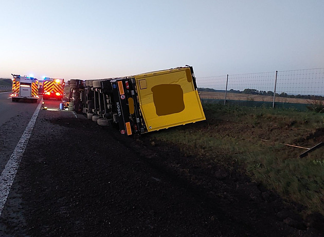 Smrtelná nehoda na D35. Kamion s balíky skončil na boku, nepřipoutaný řidič zemřel