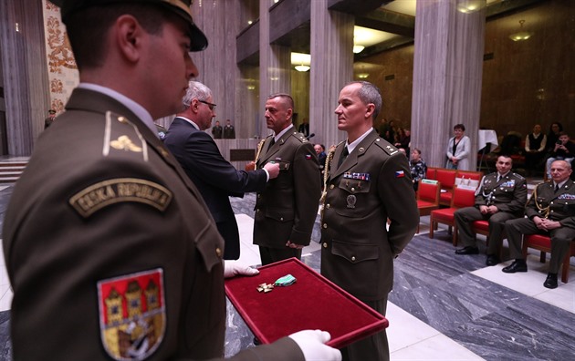Čeští vojáci dostali medaile za práci pro NATO a EU