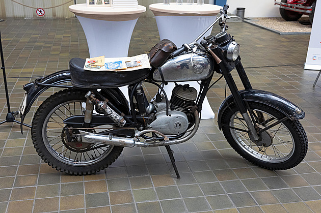 Technické muzeum získalo poklad. K vítězné motorce přidal šampion i zlatou