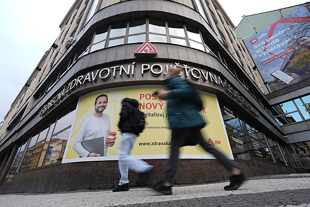 Policie zasahovala v Praze ve VZP a desítce farmaceutických firem