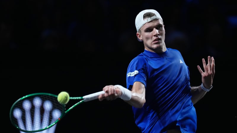 Menšík na Laver Cupu podlehl Američanu Nakashimovi. Výběr světa srovnal stav na 1:1