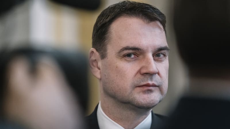 Dohra Macinkova rozhovoru s mužem v masce: Podle šéfa ochranky se stane součástí výcviku