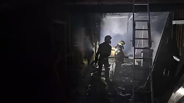 Až 90 hasičů bojovalo s požárem stodoly a domu. Vyhlásili třetí stupeň poplachu