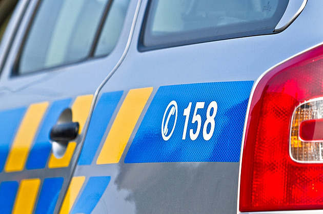 Hrůza na Děčínsku. Zavraždil matku a chtěl zabít manželku, pak boural, tvrdí policie