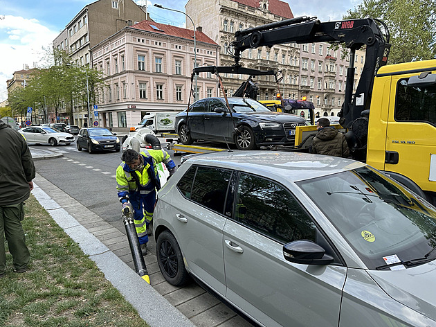 Jedete na dovolenou? Dejte si pozor, kde parkujete a sežeňte si hlídače