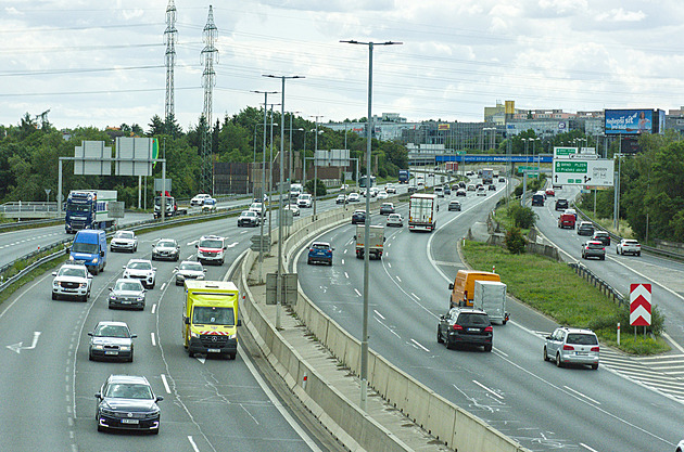 Rakouský ekoaktivista navrhuje maximálku v Evropě na 100 km/h, pro elektro 130