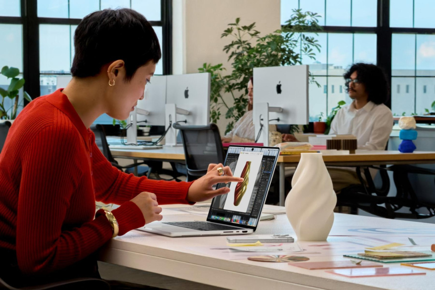 Apple překopal MacBook Pro od základů: tenčí a lehčí tělo, dotykový OLED a návrat svítícího loga